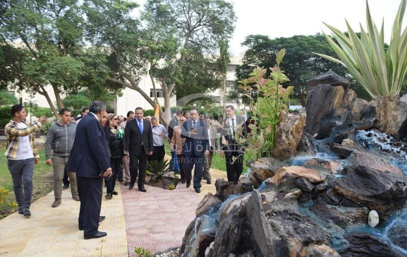 رئيس جامعة المنصورة يفتتح حديقة المستقبل بكلية الحقوق
