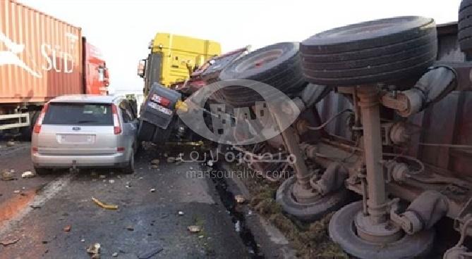 مصرع واصابة 5 اشخاص فى حادث تصادم على طريق سندوب