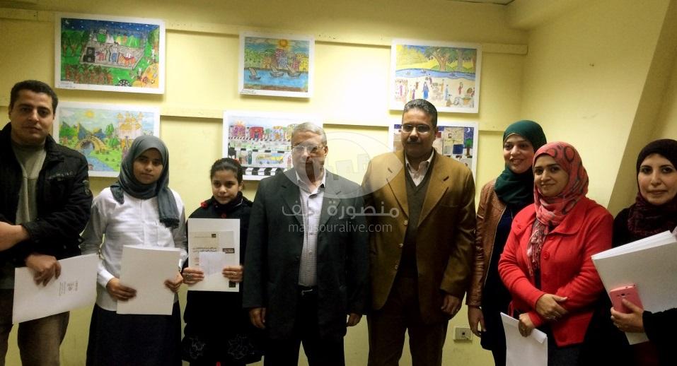توزيع الجوائز على الاطفال الفائزين خلال فعاليات المعرض الختامى لأتيليه اطفال شرق الدلتا