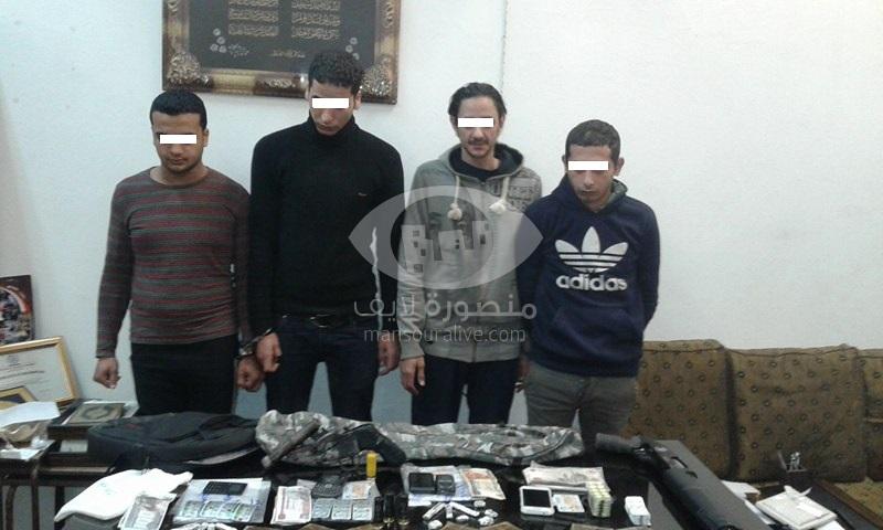 القبض على 4 مروجين لمخدر الحشيش بمدينة المنصورة