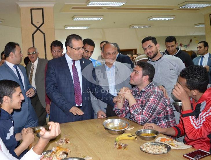 رئيس جامعة المنصورة يشارك الطلاب وجبة الغذاء بالمدن الجامعية