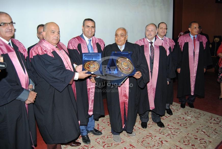 جامعة المنصورة تكرم 75 من علمائها وباحثيها فى عيدها التاسع للعلم