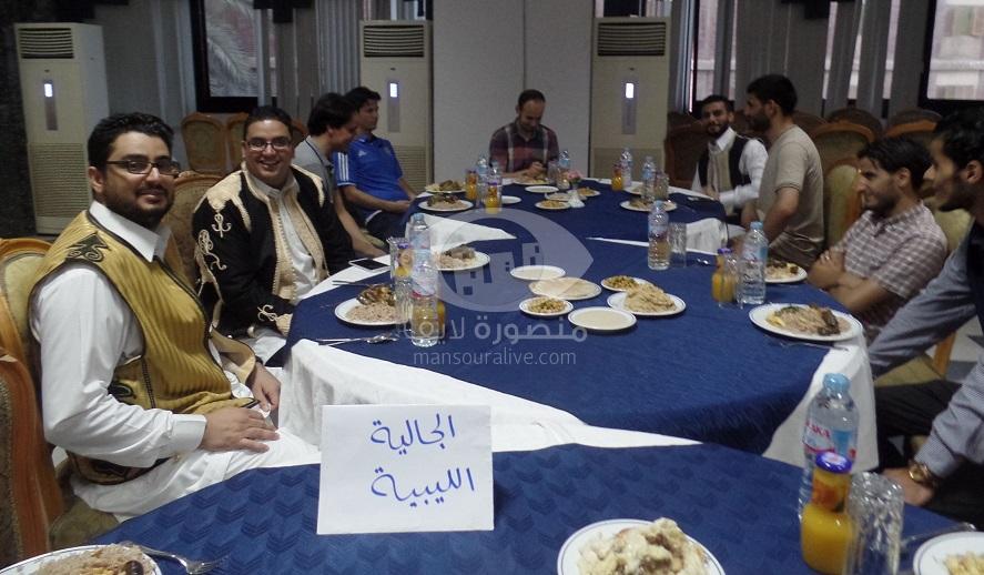 رئيس جامعة المنصورة يشارك الطلاب الوافدين افطارا جماعيا
