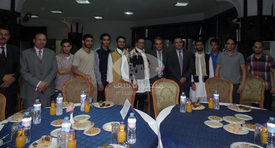 رئيس جامعة المنصورة يشارك الطلاب الوافدين افطارا جماعيا